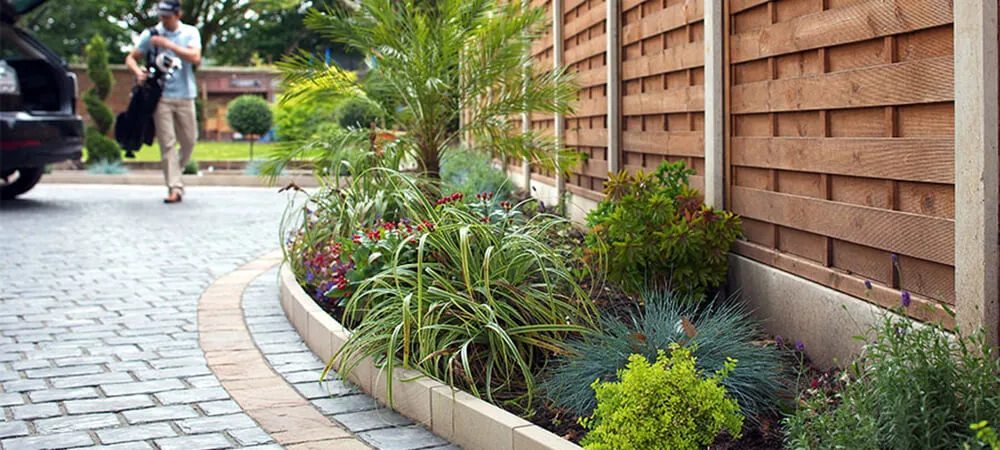 Клумба вдоль забора: как оформить и сделать своими руками